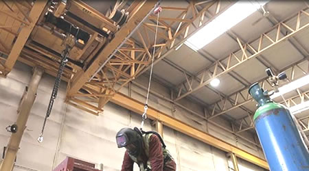 桥梁建造桥墩浇筑施工防坠器保护工人安全